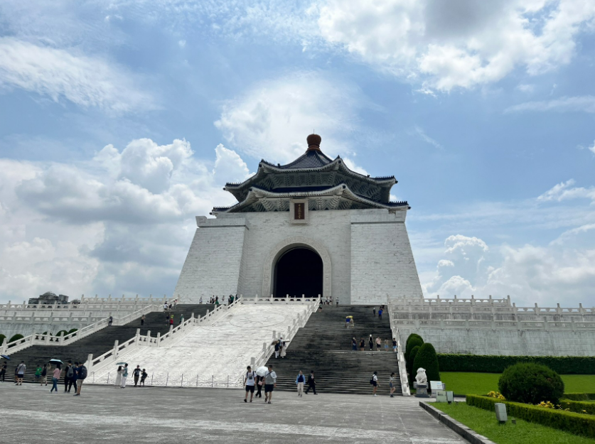 Enjoy the History of the Chiang Kai Shek memorial hall
