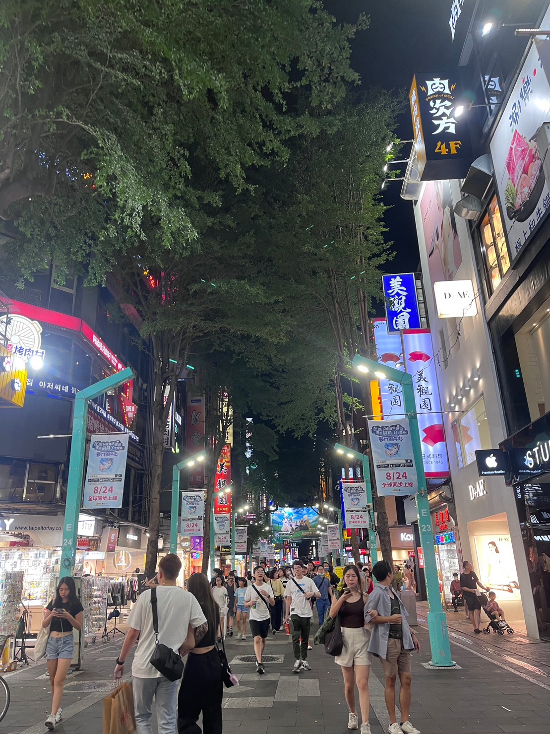Enjoy the Shopping of the ximending night market