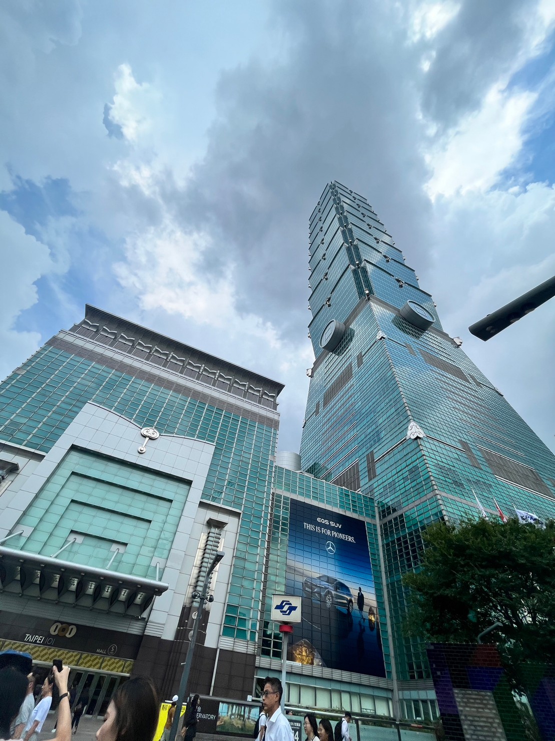 Enjoy the Building of the Teipei 101