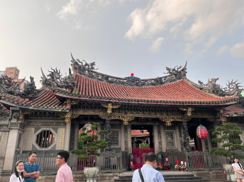 Enjoy the Peace of the Lungshan Temple