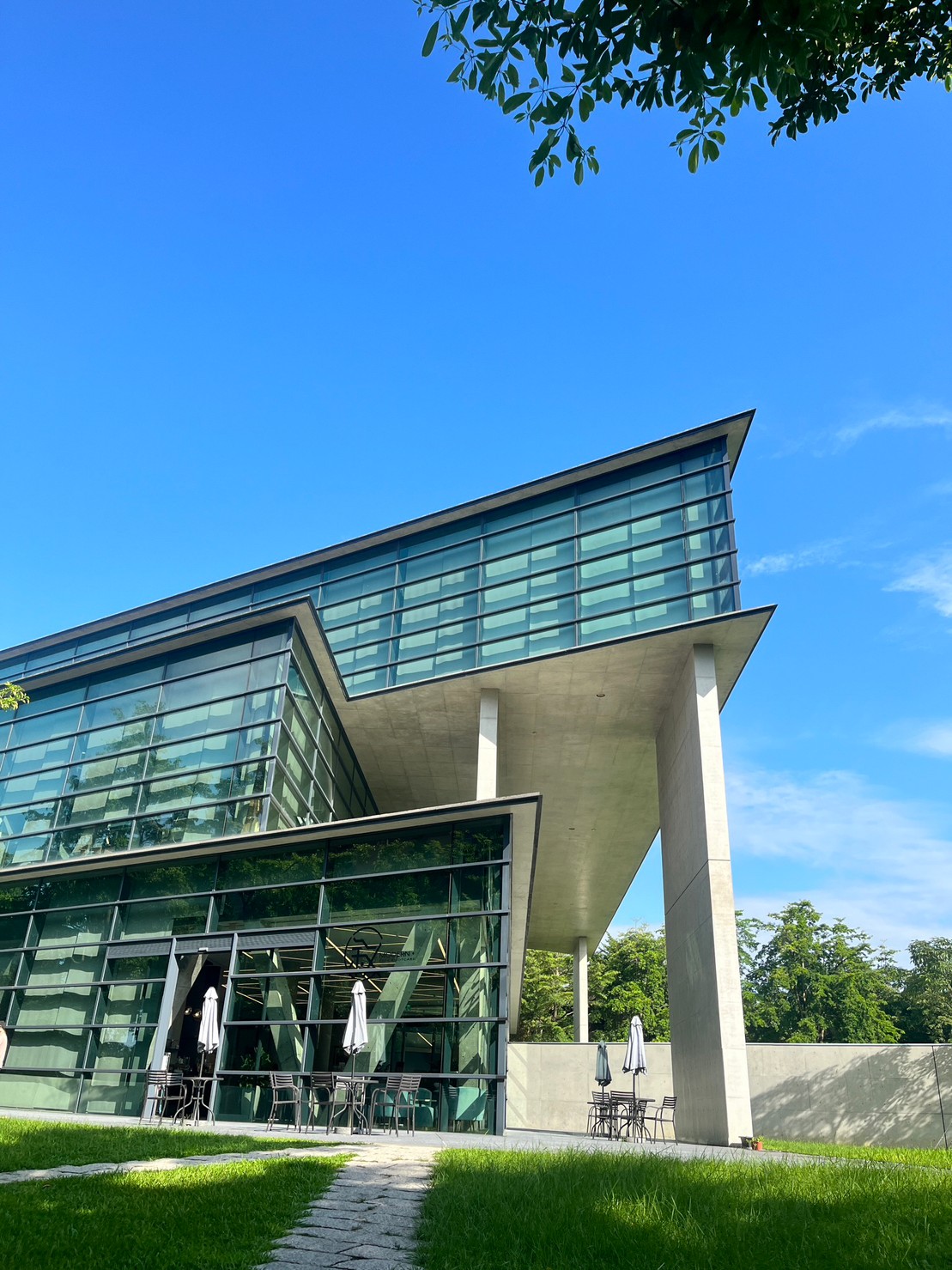 Enjoy the art of the Asia university museum of modern art