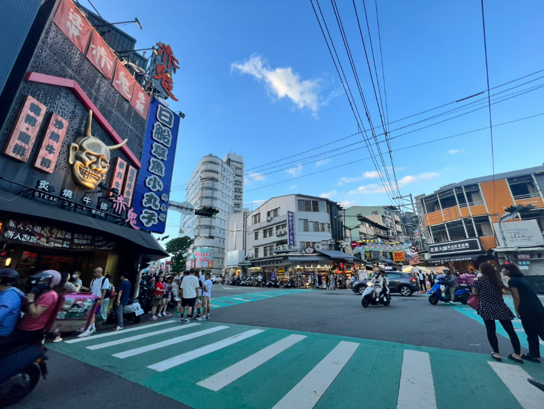  Enjoy the Market of the Feng Chia Night Market