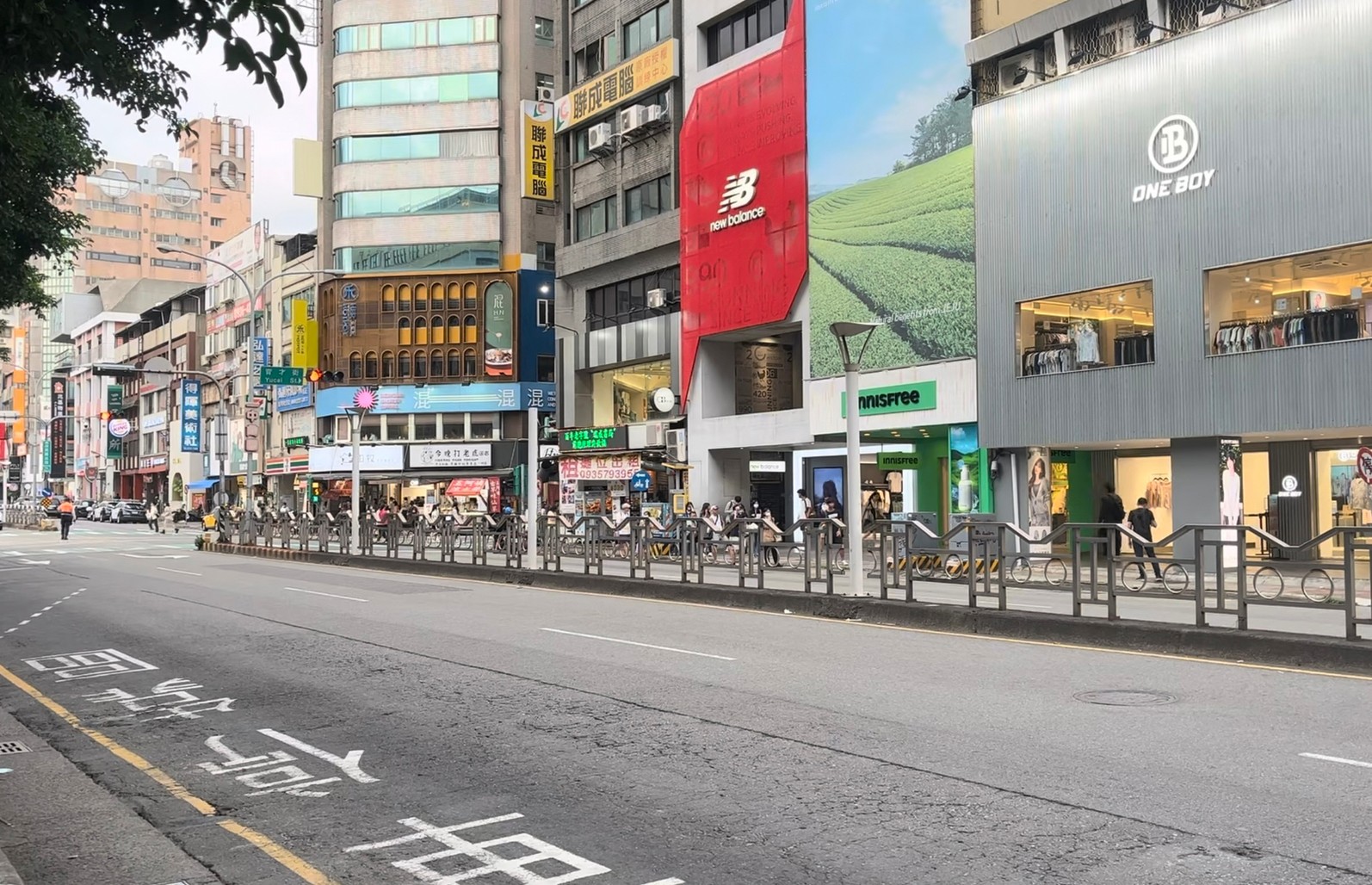 Enjoy the Market of the YiZhong Night Market